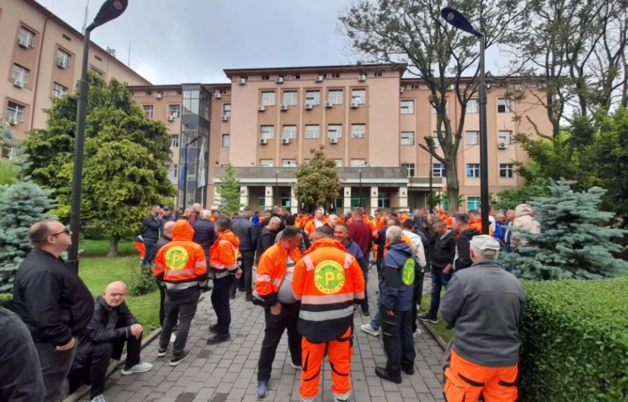 Priştine Belediyesi'nden “Pastrimi” Protestosuna Tepki: "Çalışanlar Siyasi Amaçlarla Kullanılıyor" Priştine Belediyesi'nden “Pastrimi” Protestosuna Tepki: "Çalışanlar Siyasi Amaçlarla Kullanılıyor"