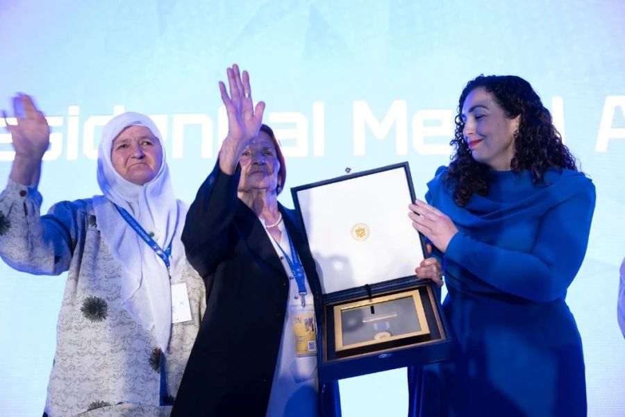 Osmani’den Srebrenica Annelerine Cumhurbaşkanlığı Madalyası Osmani’den Srebrenica Annelerine Cumhurbaşkanlığı Madalyası