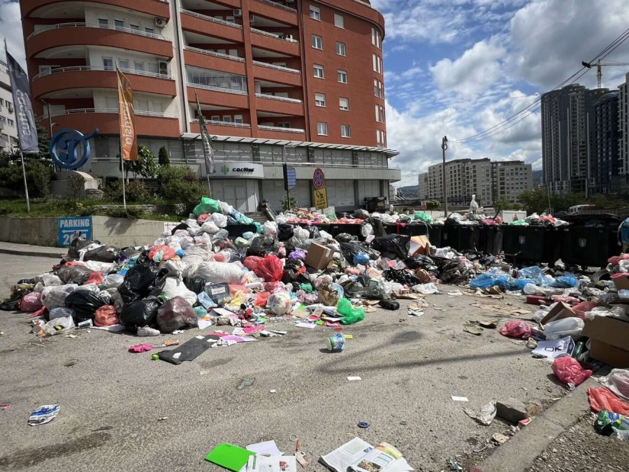 Priştine Çöplerle Dolu: Belediye Başkanı Sabotajdan Şikayetçi Priştine Çöplerle Dolu: Belediye Başkanı Sabotajdan Şikayetçi