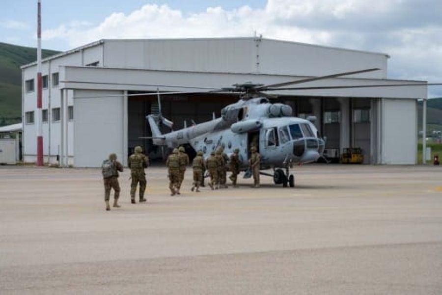 Priştine’de KFOR Ermeni Askerlerinden Helikopter Tatbikatı 