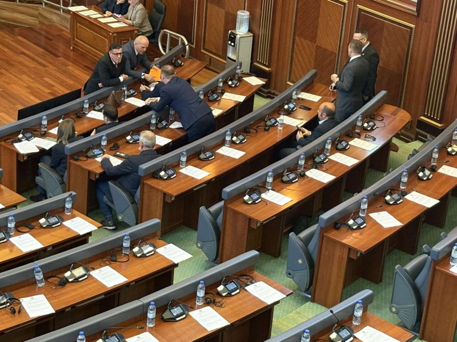 Bugünkü Oturumda Milletvekillerinin Önünde Birer Belge Vardı Bugünkü Oturumda Milletvekillerinin Önünde Birer Belge Vardı