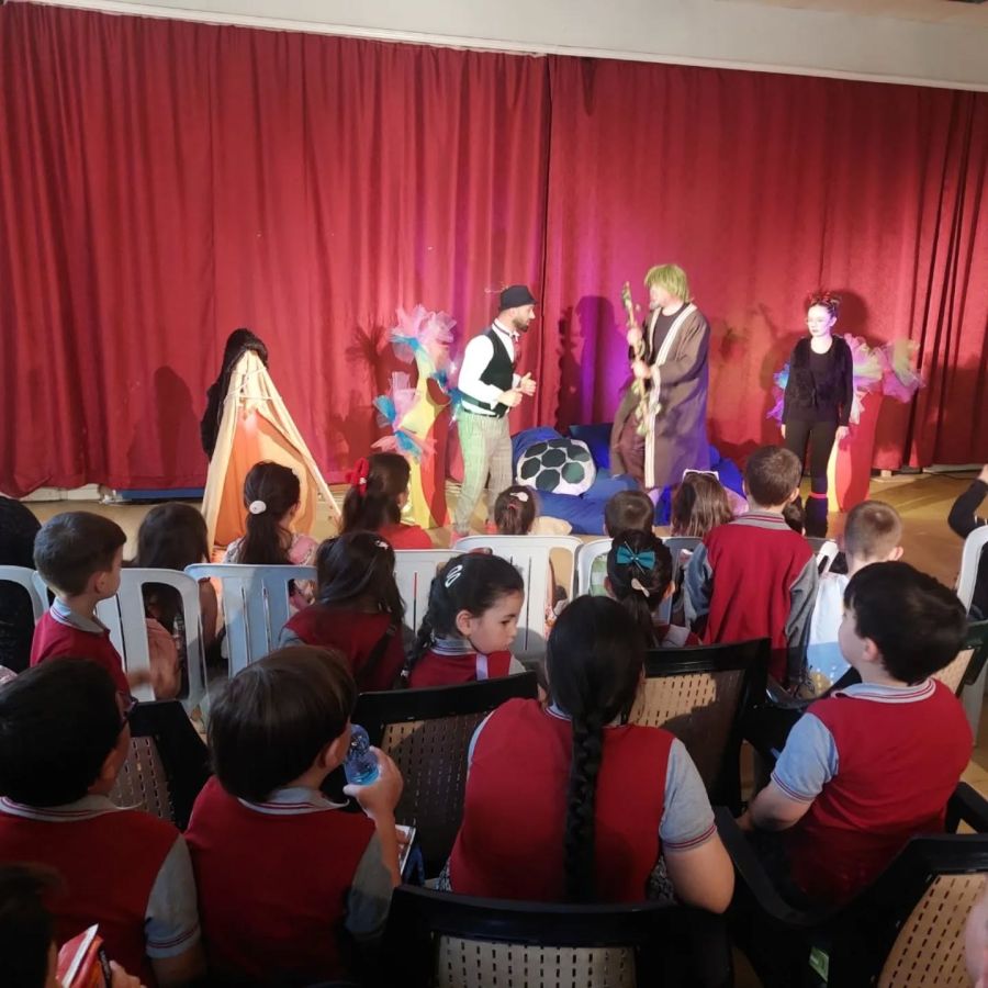 Art Theatre’dan Priştineli Çocuklara Oyun Sunuldu Art Theatre’dan Priştineli Çocuklara Oyun Sunuldu