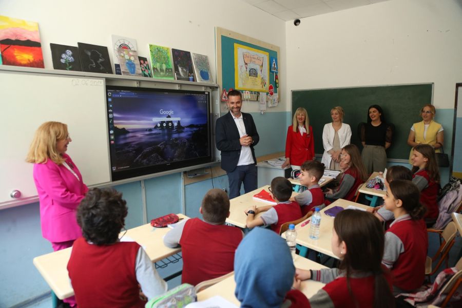 Priştine Eğitim Müdürü Shahini, “Elena Gjika” İlköğretim Okulunu Ziyaret Etti