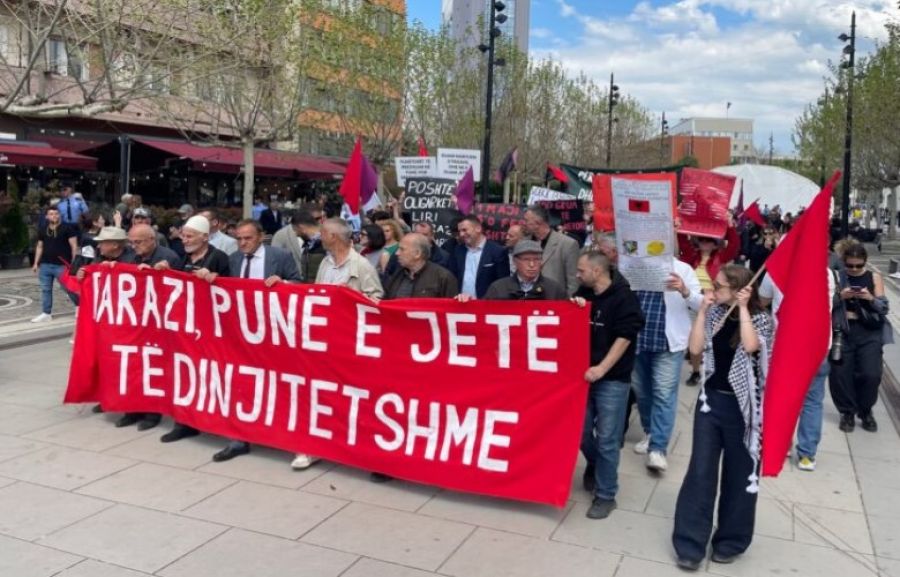 1 Mayıs’ta Priştine’de Protesto Yürüyüşü 1 Mayıs’ta Priştine’de Protesto Yürüyüşü