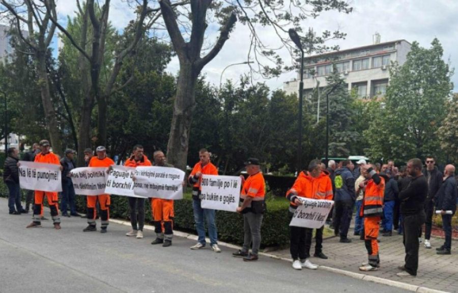 Priştine Belediyesi Önünde “Pastrimi” İşçilerinden Protesto: "Borcu Ödeyin!" Priştine Belediyesi Önünde “Pastrimi” İşçilerinden Protesto: "Borcu Ödeyin!"