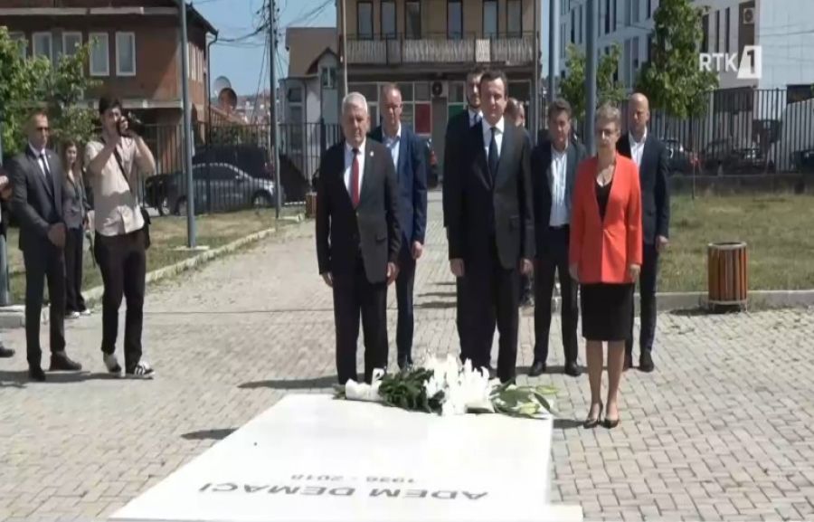 Kurtuluşun 26. Yıldönümünde Rugova ve Demaçi'nin Mezarlarında Saygı Duruşu Kurtuluşun 26. Yıldönümünde Rugova ve Demaçi'nin Mezarlarında Saygı Duruşu