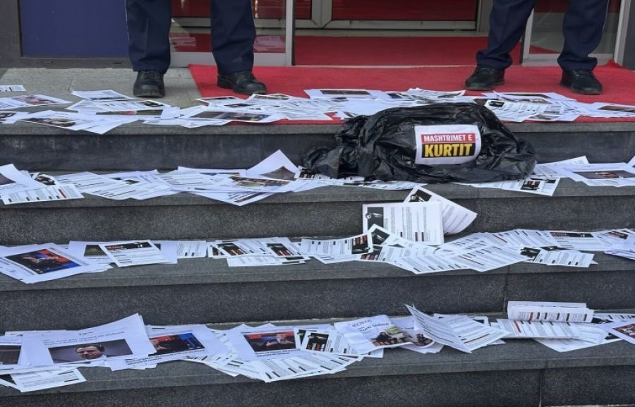 Hükümet Binası Önüne Kurti’nin “Yalanları” Yazılı Çuval Bırakıldı