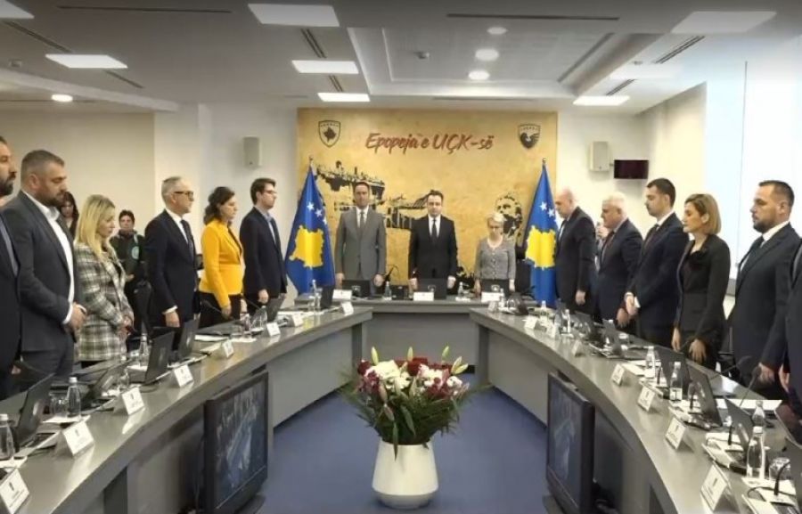 Hükümet, Viyana’da Hayatını Kaybeden Üç Kosovalıyı Bir Dakika Saygı Duruşuyla Andı