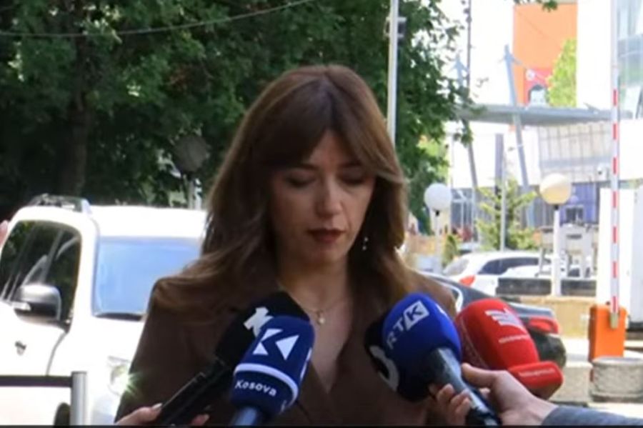 Albulena Haxhiu'dan Muhalefete Tepki Albulena Haxhiu'dan Muhalefete Tepki
