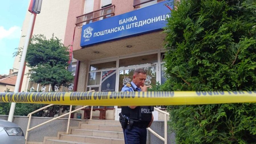  Polis, Kuzeydeki Sırbistan Bankasının Altı Şubesini Kapattı