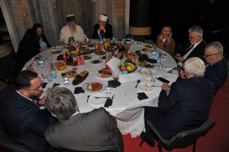 Tiran’da Dünya Bektaşilerinin Lideri İftar Verdi