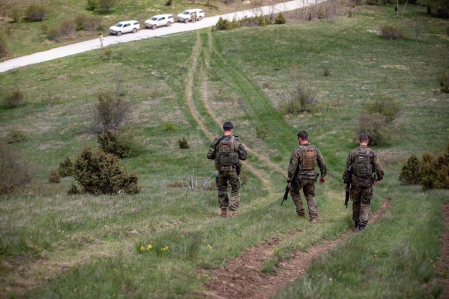 KFOR'un ABD ve Alman Askerleri Kosova Sınırlarında Devriyesini Gerçekleştirdi