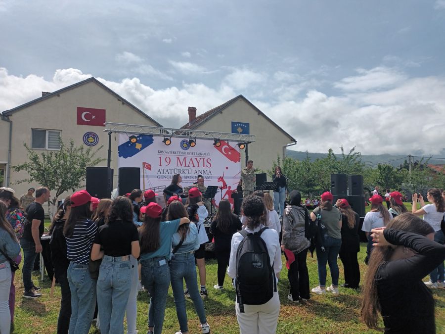 Gençler Türk Askerleriyle 19 Mayıs’ı Kutladı   