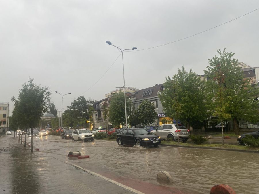 Başkentte Yoğun Yağışlar Nedeniyle Birçok Yolda Ulaşım Engellendi