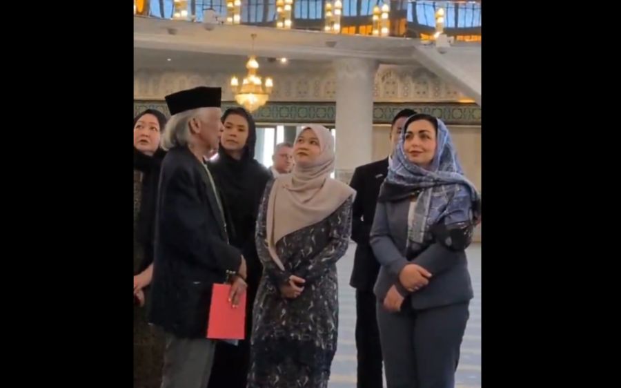 Osmani, Malezya Ulusal Camii Ziyaretinde Başörtüsü Taktı