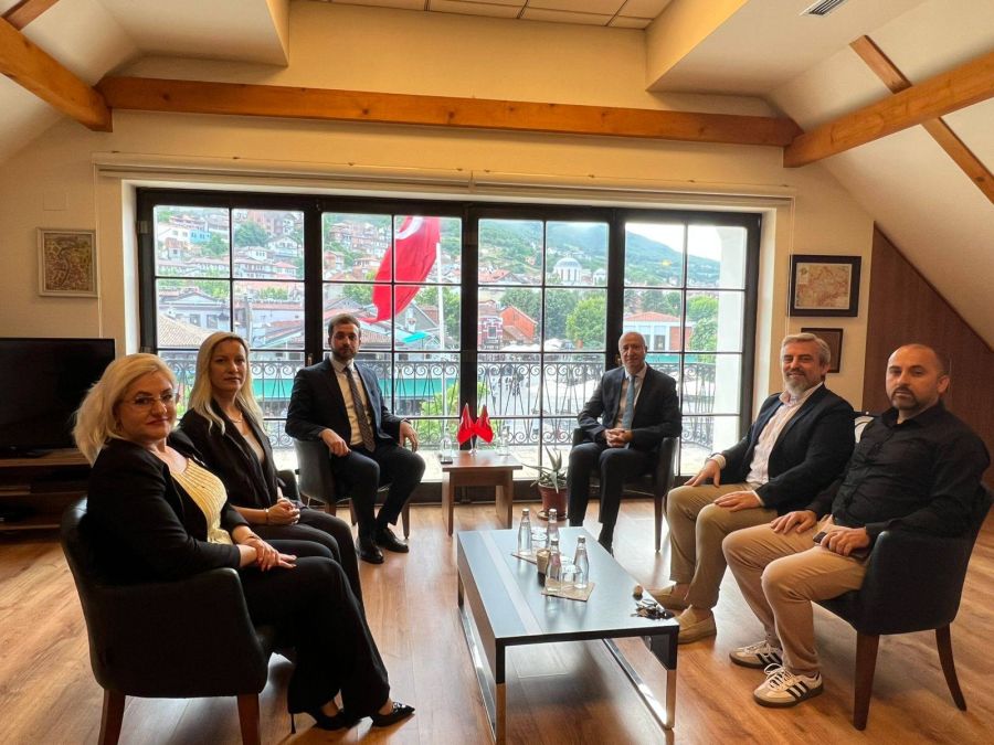 KDTP Prizren Şubesinden Başkonsolos Celal Doğan’a Ziyaret KDTP Prizren Şubesinden Başkonsolos Celal Doğan’a Ziyaret