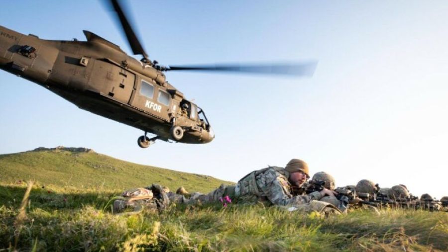 Sırbistan Sınırında Devriye İçin Amerikan Piyade Birliklerine Hava İniş Tatbikatı Sırbistan Sınırında Devriye İçin Amerikan Piyade Birliklerine Hava İniş Tatbikatı