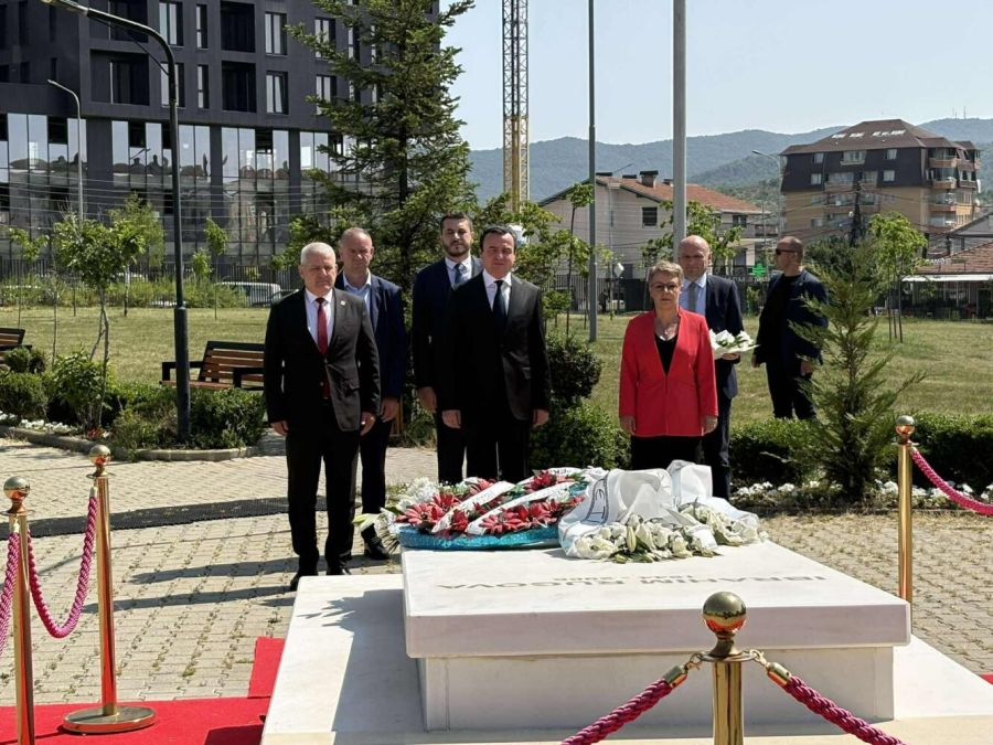 Kurtuluş Günü'nde Kurti'den Rugova ve Demaçi'nin Mezarlarına Ziyaret Kurtuluş Günü'nde Kurti'den Rugova ve Demaçi'nin Mezarlarına Ziyaret