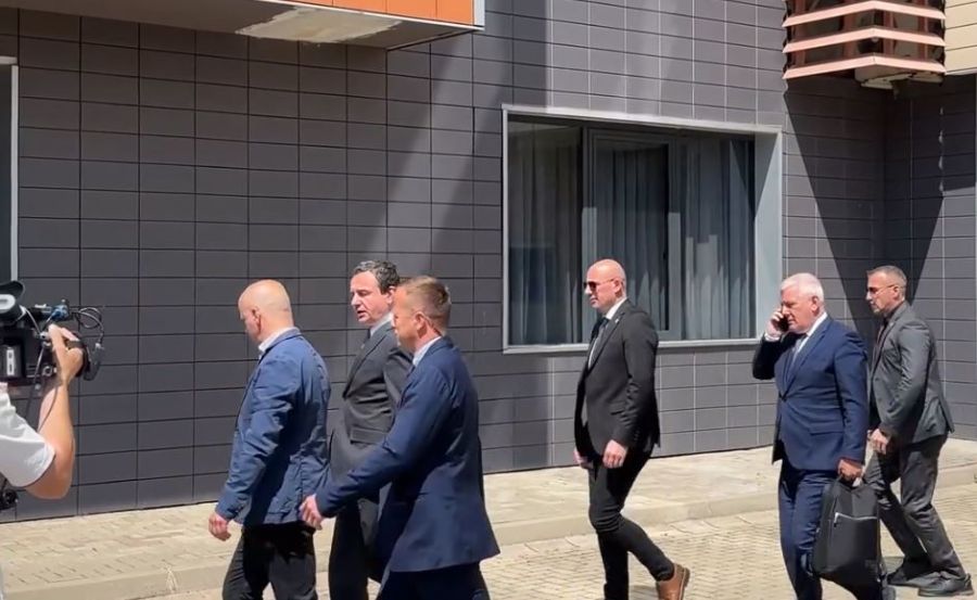 Gazetecilerden Kaçınan Başbakan Kurti, Meclis’e Otoparktan Girdi