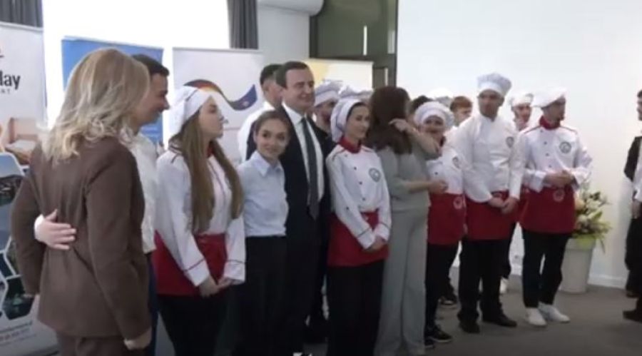 Kosova’da İlk Dual Eğitim Mezunları Sertifikalarını Aldı Kosova’da İlk Dual Eğitim Mezunları Sertifikalarını Aldı