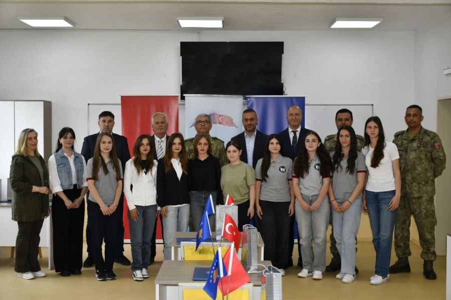 Mamuşa'da Türk Askerinin Desteğiyle Düzenlenen Dil Kursu Sertifika Töreni Gerçekleştirildi Mamuşa'da Türk Askerinin Desteğiyle Düzenlenen Dil Kursu Sertifika Töreni Gerçekleştirildi