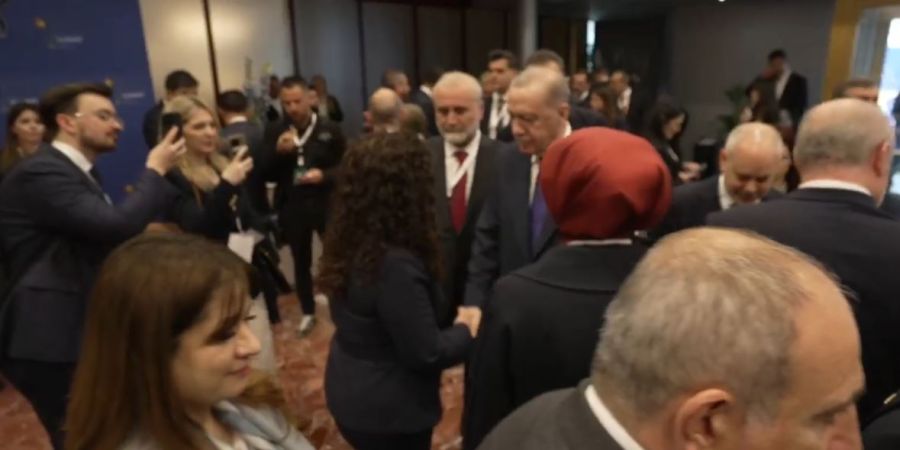 Osmani, Tiran’da Erdoğan ile El Sıkıştı