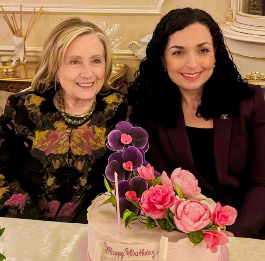 Hillary Clinton, Osmani’yi Pasta ile Karşıladı
