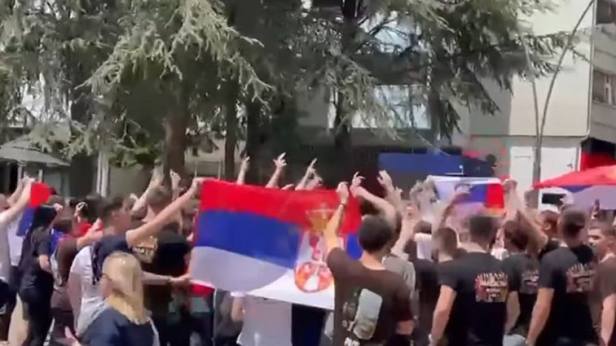 Mitroviça’da Sırp Mezuniyet Kutlamasında Milliyetçi Sloganlar Atıldı, Polis Müdahale Etti Mitroviça’da Sırp Mezuniyet Kutlamasında Milliyetçi Sloganlar Atıldı, Polis Müdahale Etti