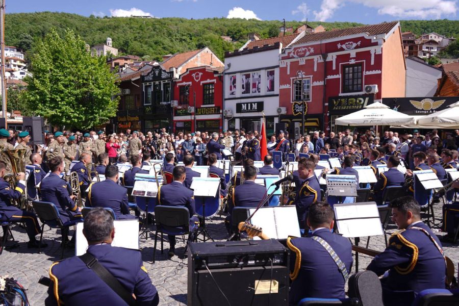Kosova’da 19 Mayıs Coşkusu: Türk Askerinden Prizren’de Konser Kosova’da 19 Mayıs Coşkusu: Türk Askerinden Prizren’de Konser