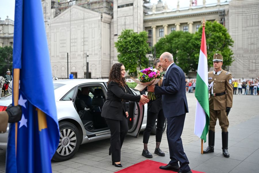 Cumhurbaşkanı Osmani Macaristan’da Askeri Törenle Karşılandı Cumhurbaşkanı Osmani Macaristan’da Askeri Törenle Karşılandı